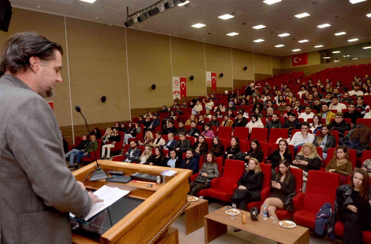 Ünlü tasarımcı Çak: "Kendinize inanın ve sevdiğiniz işi yapın"