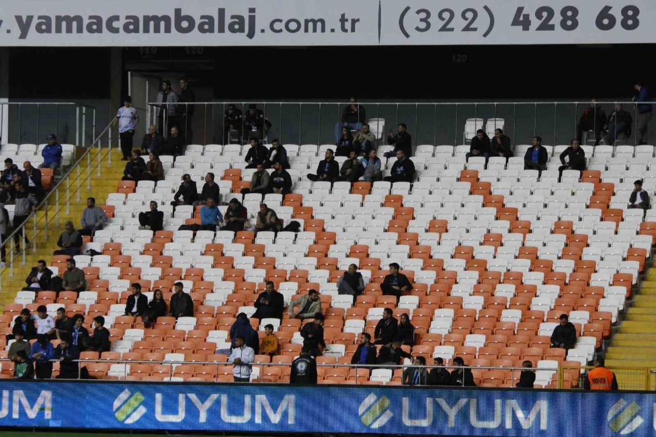 Adana Demirsporlu taraftarlar, Sampdoria maçında takımını yalnız bıraktı