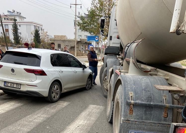 Otomobil ile beton mikseri çarpıştı: 1 yaralı