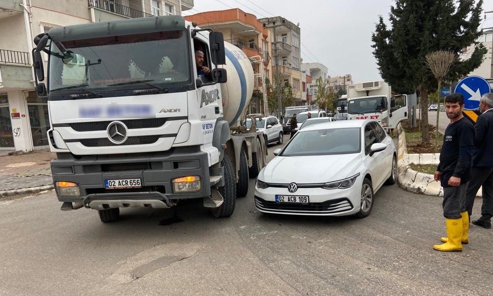 Otomobil ile beton mikseri çarpıştı: 1 yaralı