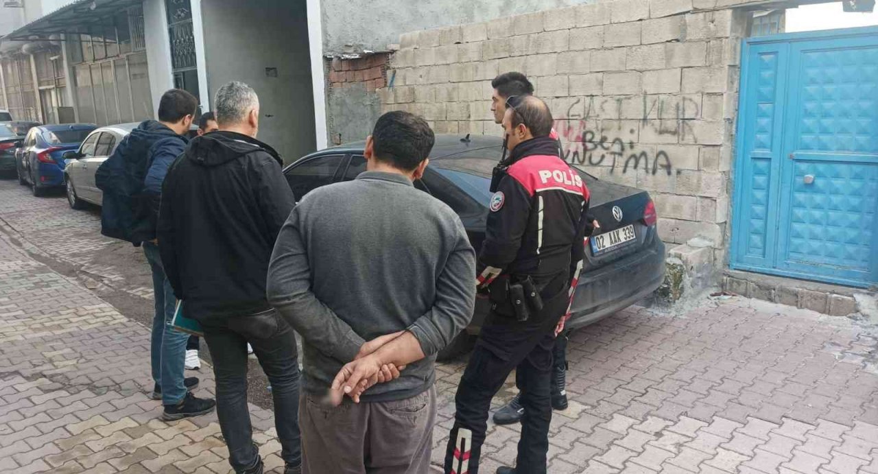 Park halindeki otomobile ateş açıldı