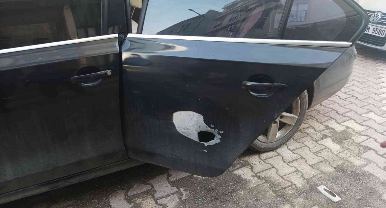 Park halindeki otomobile ateş açıldı