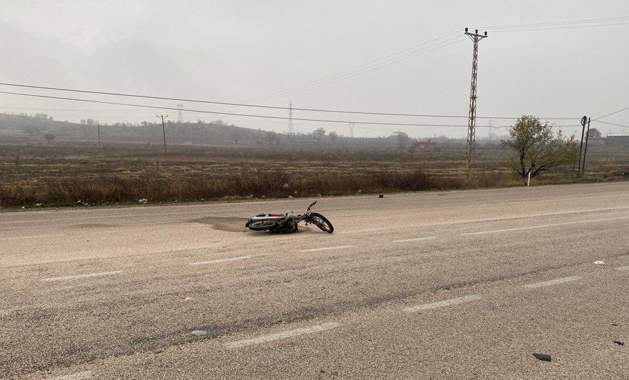 Hafif ticari araç ile motosiklet çarpıştı: 2 yaralı