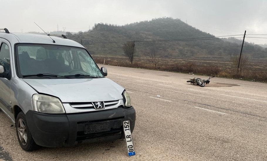 Hafif ticari araç ile motosiklet çarpıştı: 2 yaralı