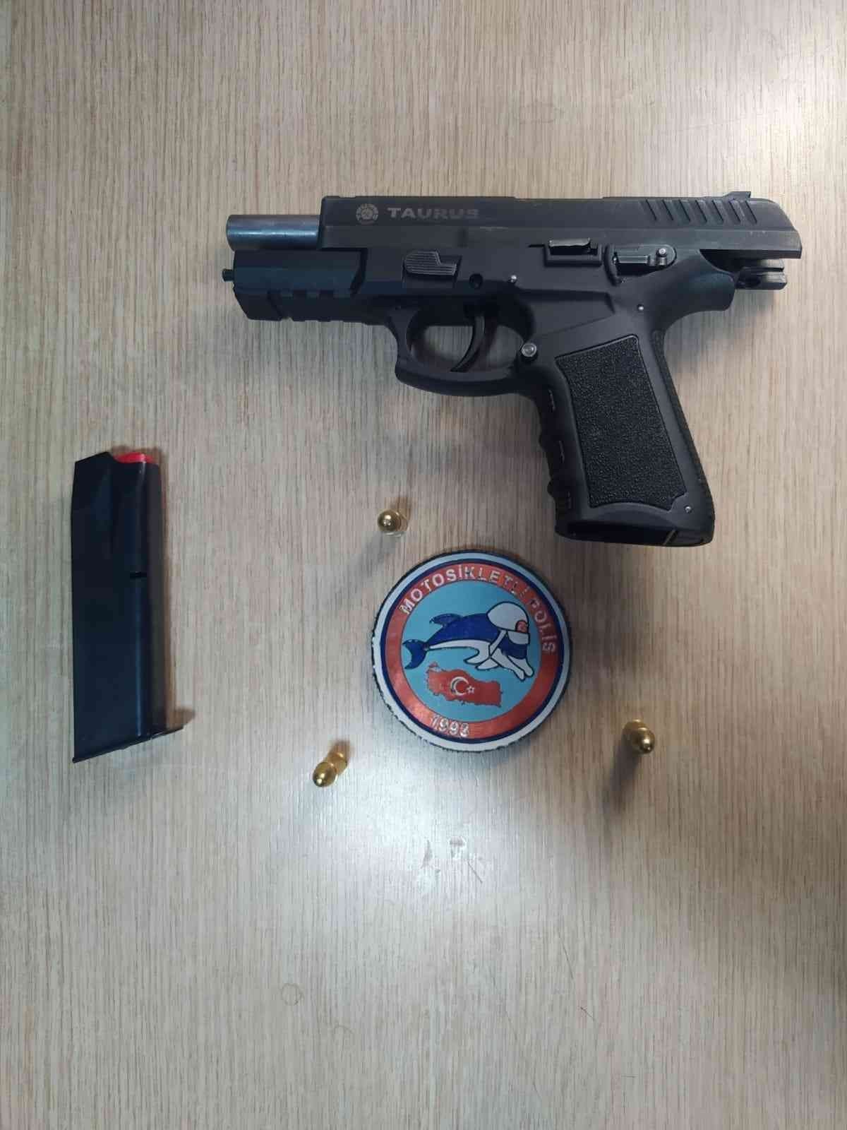 Motosikletli polis timleri ruhsatsız tabancalar ele geçirdi