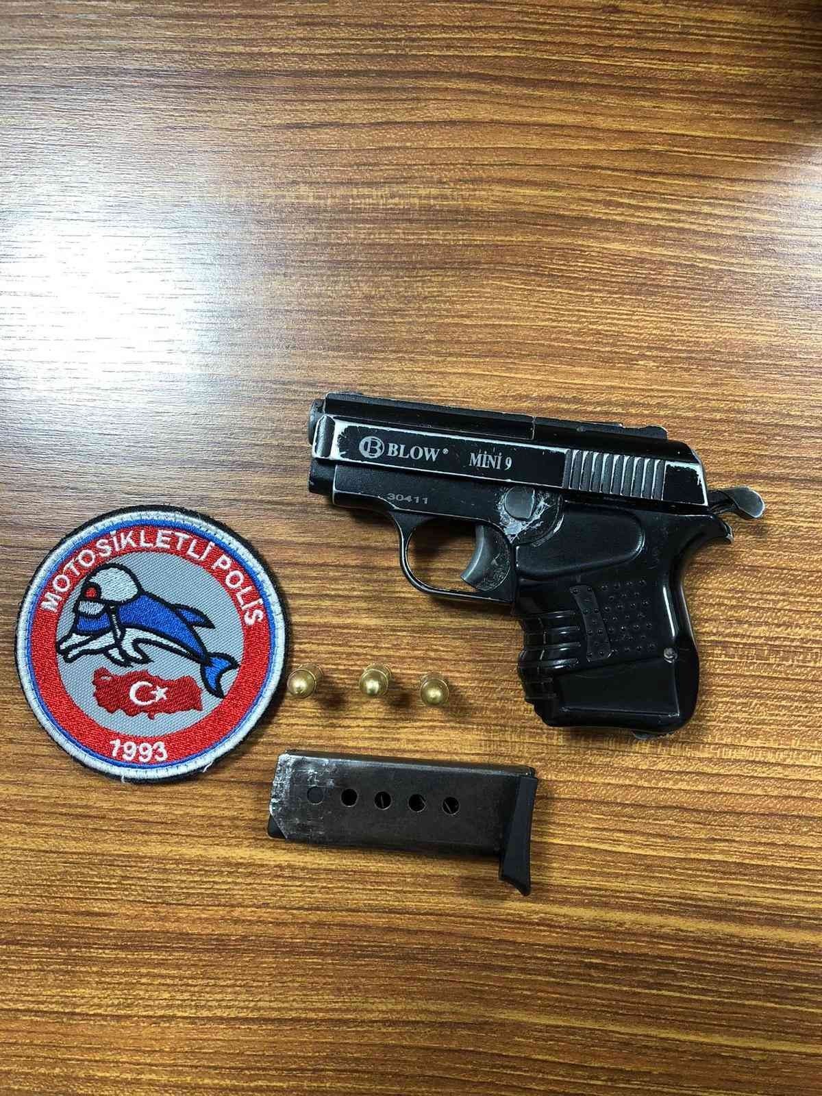 Motosikletli polis timleri ruhsatsız tabancalar ele geçirdi