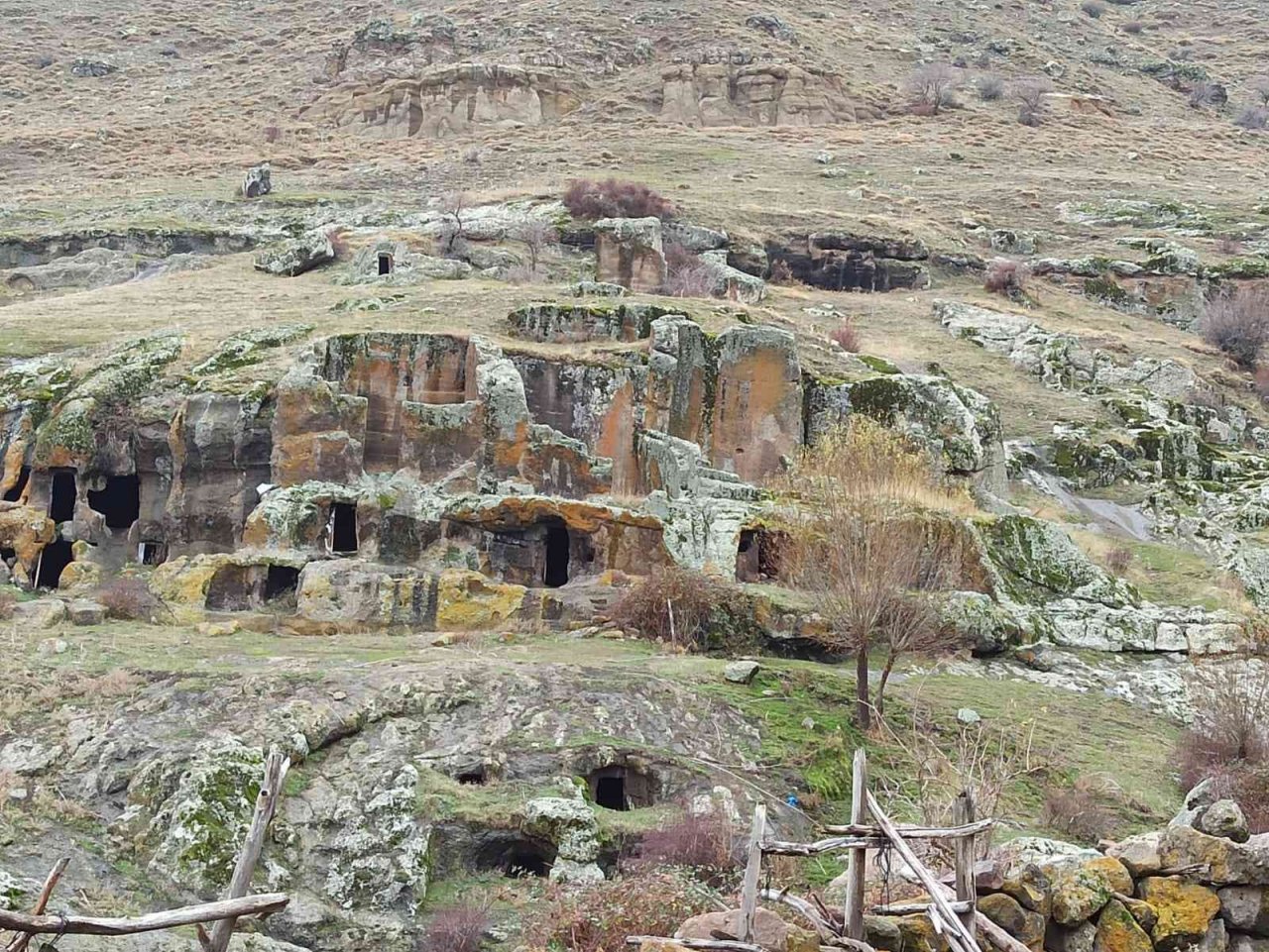 Bininler Kaya Evleri turizme açılmayı bekliyor