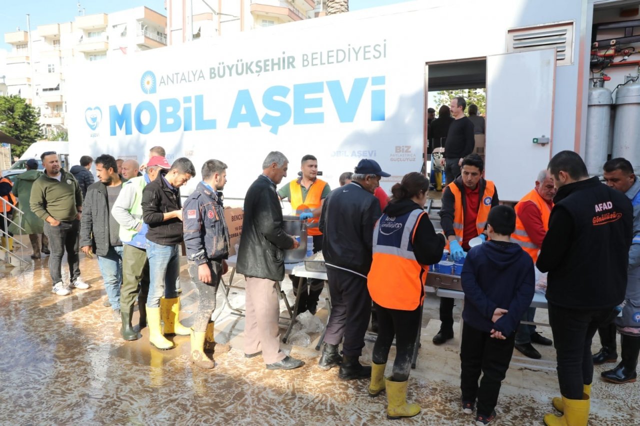 Kumluca’da gıda ve eşya temini ile hasar tespitleri yapılıyor