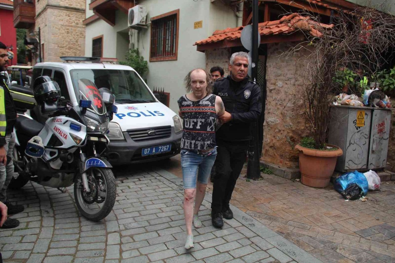 Apart işletmecisinin 2.5 yıldır yüzünü görmediği turist çatıdan çıktı