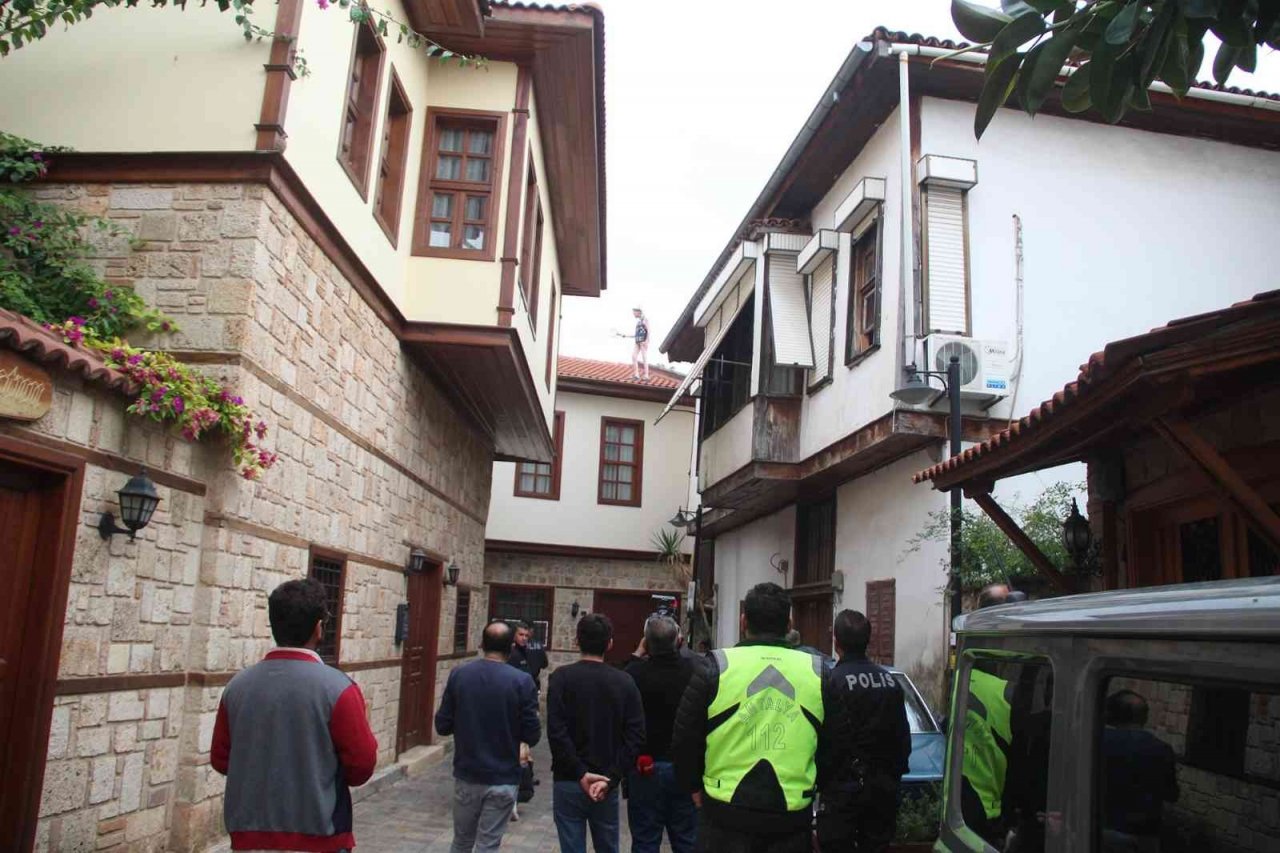 Apart işletmecisinin 2.5 yıldır yüzünü görmediği turist çatıdan çıktı