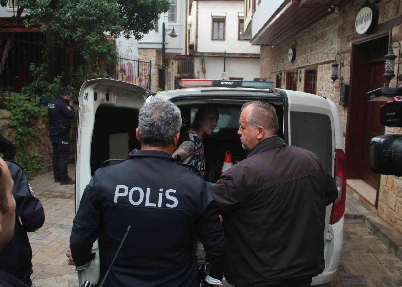 Apart işletmecisinin 2.5 yıldır yüzünü görmediği turist çatıdan çıktı