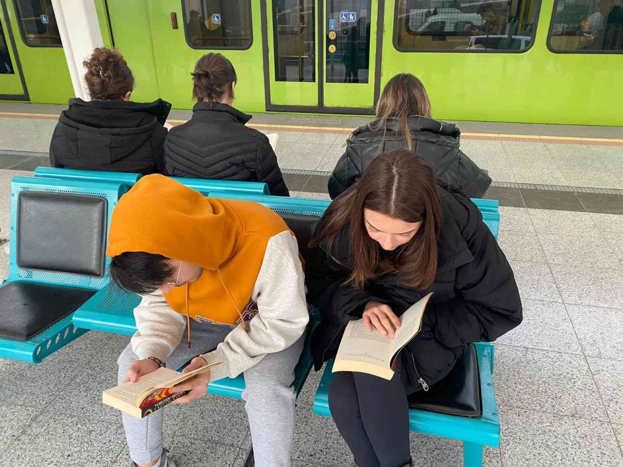 Liseli gençler metroda kitap okuyarak farkındalık oluşturuyor