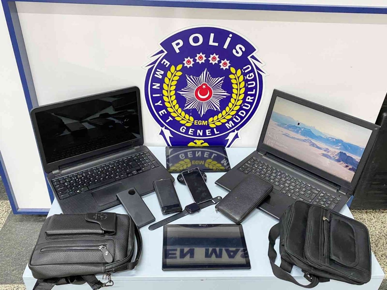 7 ayrı okuldan yaklaşık 58 bin lira değerinde malzeme ve para çalan şahıs kamerada