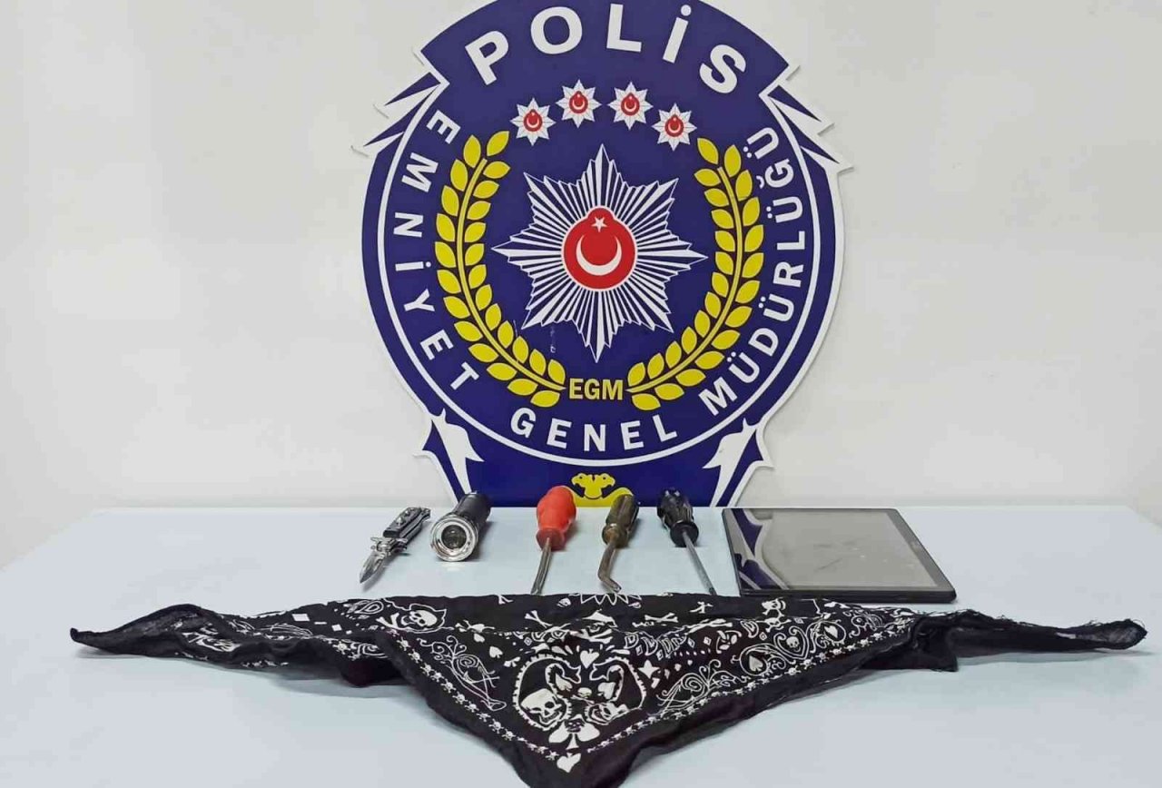 7 ayrı okuldan yaklaşık 58 bin lira değerinde malzeme ve para çalan şahıs kamerada