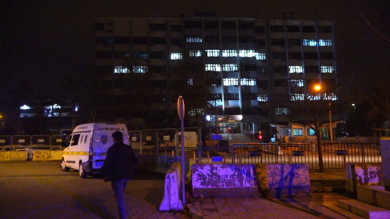 Emniyet müdürlüğünün önünden gelen silah sesi hareketli dakikalar yaşattı