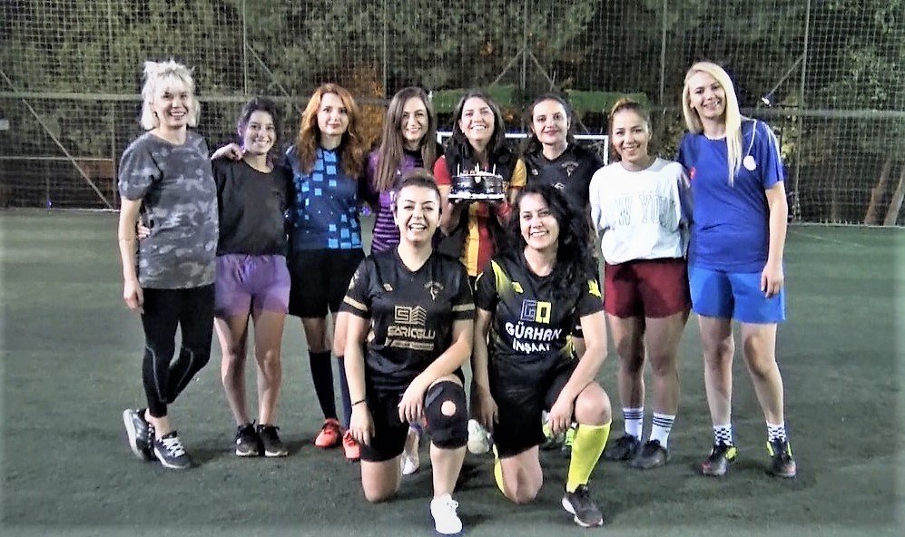 Kadınlar günde değil, halı sahada buluşuyor