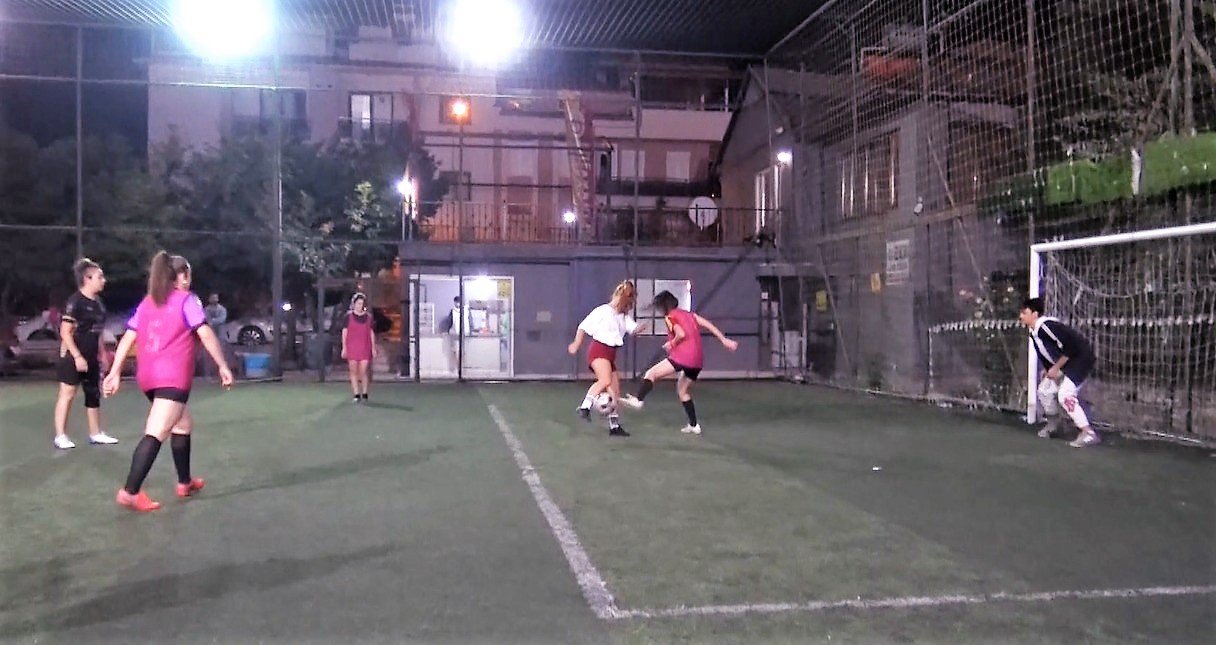 Kadınlar günde değil, halı sahada buluşuyor