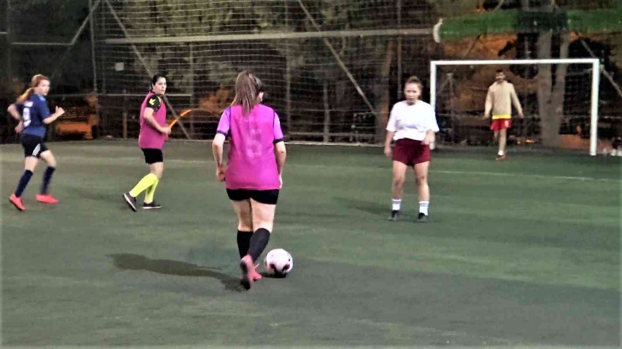 Kadınlar günde değil, halı sahada buluşuyor