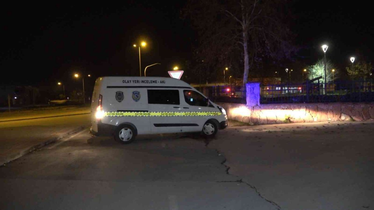 Parkta karşılaşan çocukların kavgasında kan aktı