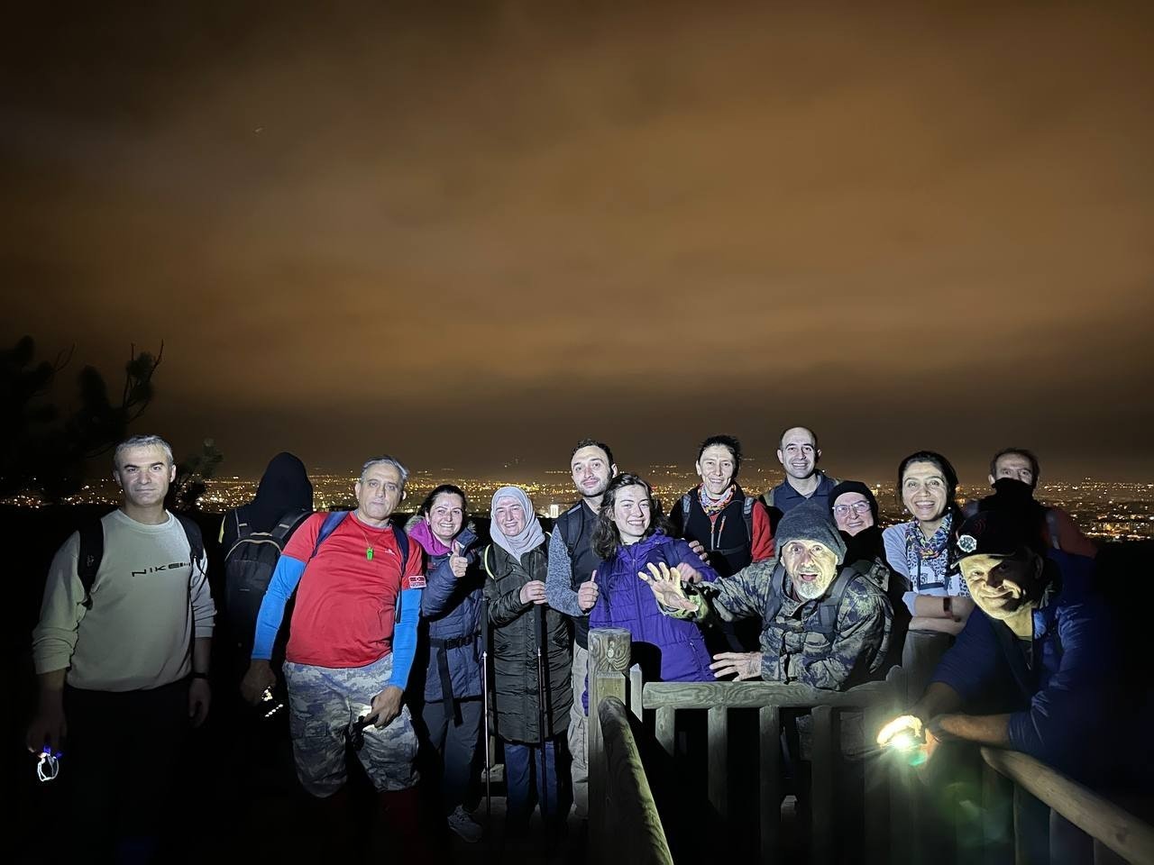 Gece yürüyüşçüleri mağaralarda şehir ışıklarını seyretti