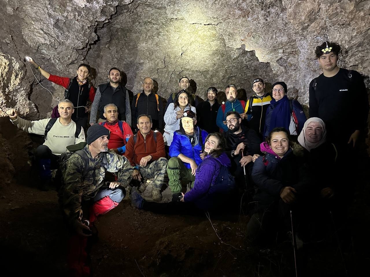 Gece yürüyüşçüleri mağaralarda şehir ışıklarını seyretti