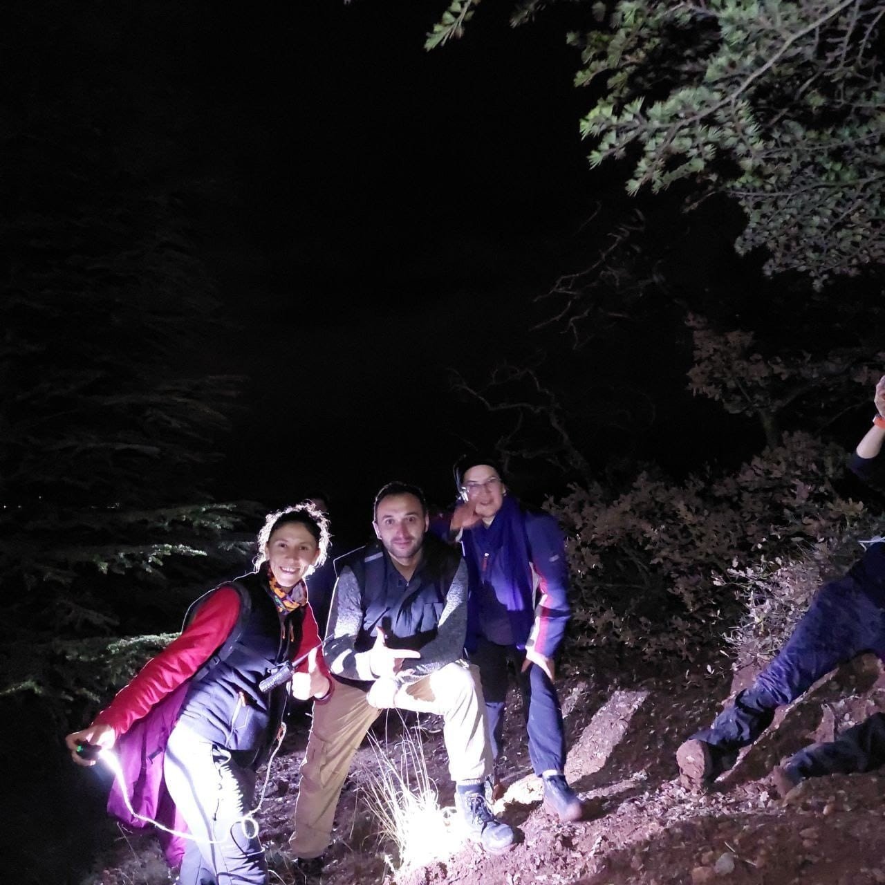 Gece yürüyüşçüleri mağaralarda şehir ışıklarını seyretti