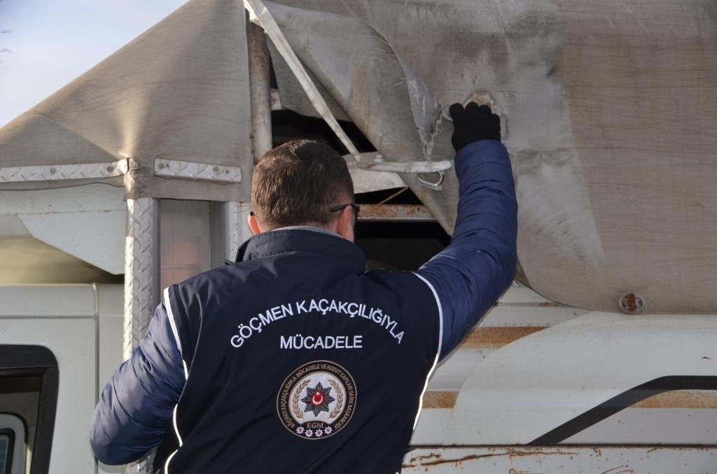 81 ildeki huzur operasyonunda 883 düzensiz göçmen yakalandı