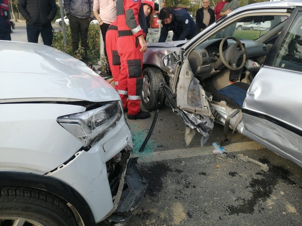 Kırmızı ışık ihlali kaza getirdi: 6 yaralı