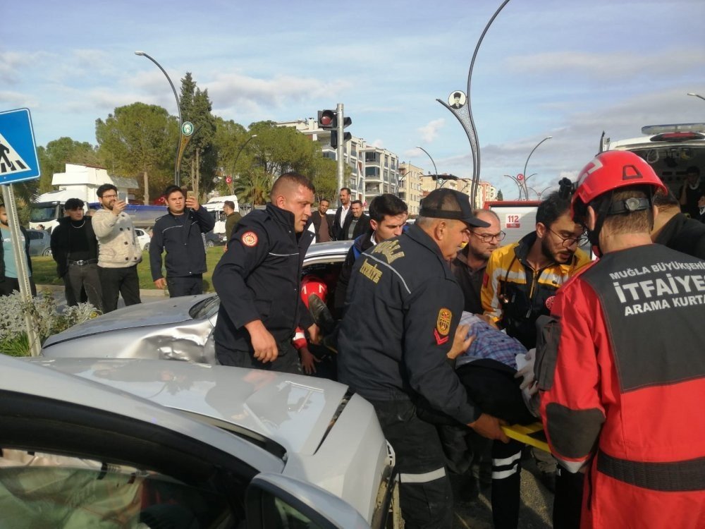 Kırmızı ışık ihlali kaza getirdi: 6 yaralı