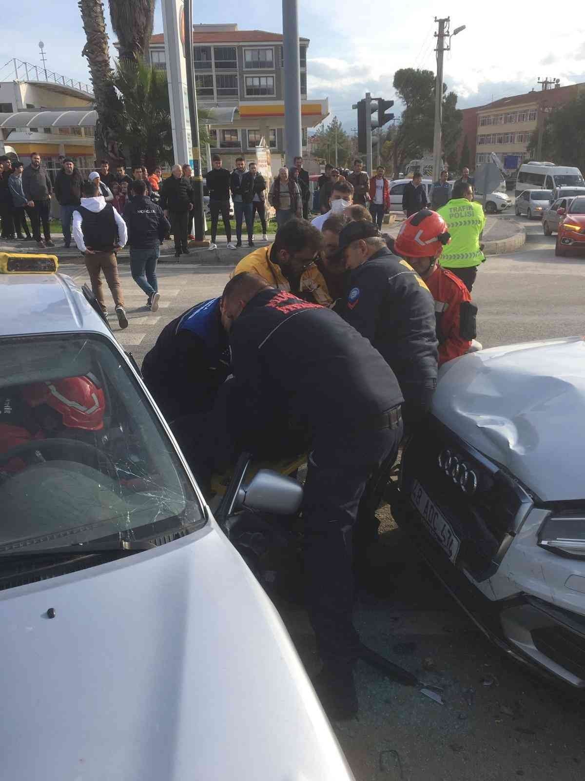 Kırmızı ışık ihlali kaza getirdi: 6 yaralı