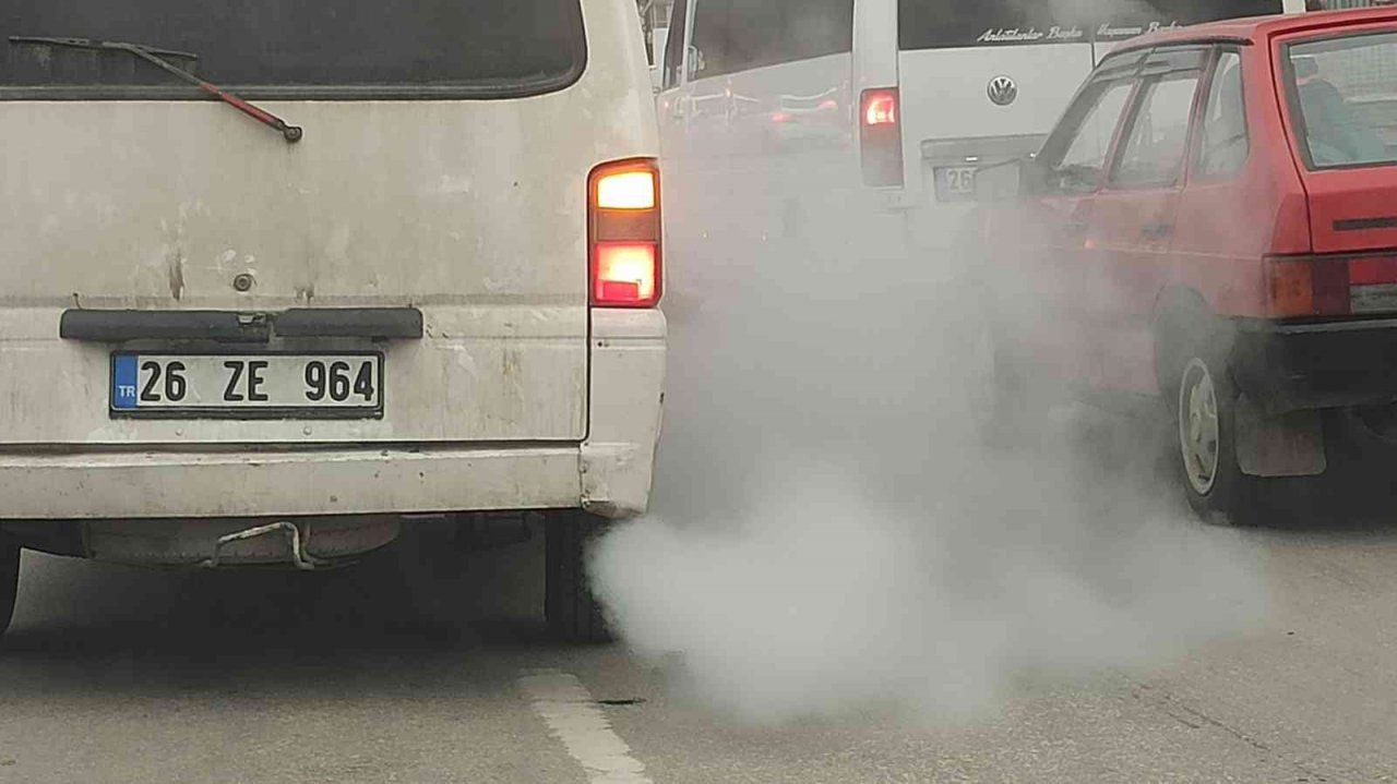 Yoğun duman yayan minibüsün yanındaki araçlar adeta kayboldu