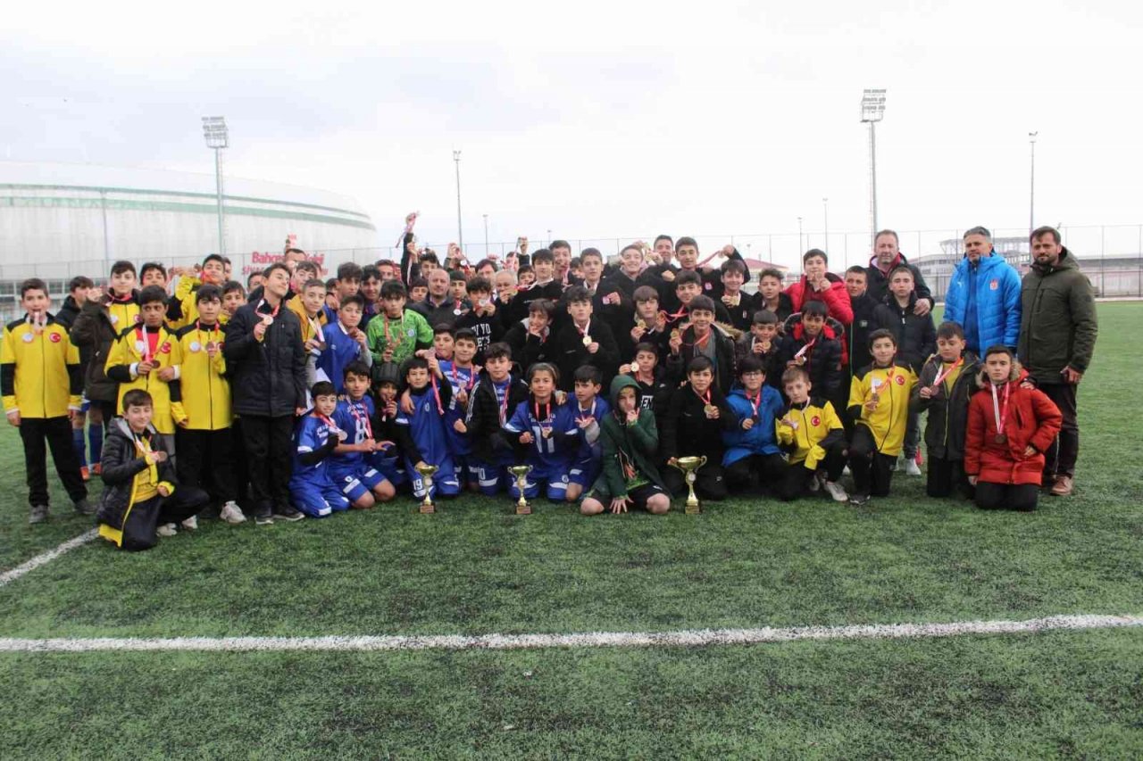 Okullar arası futbolda şampiyonlar belli oldu