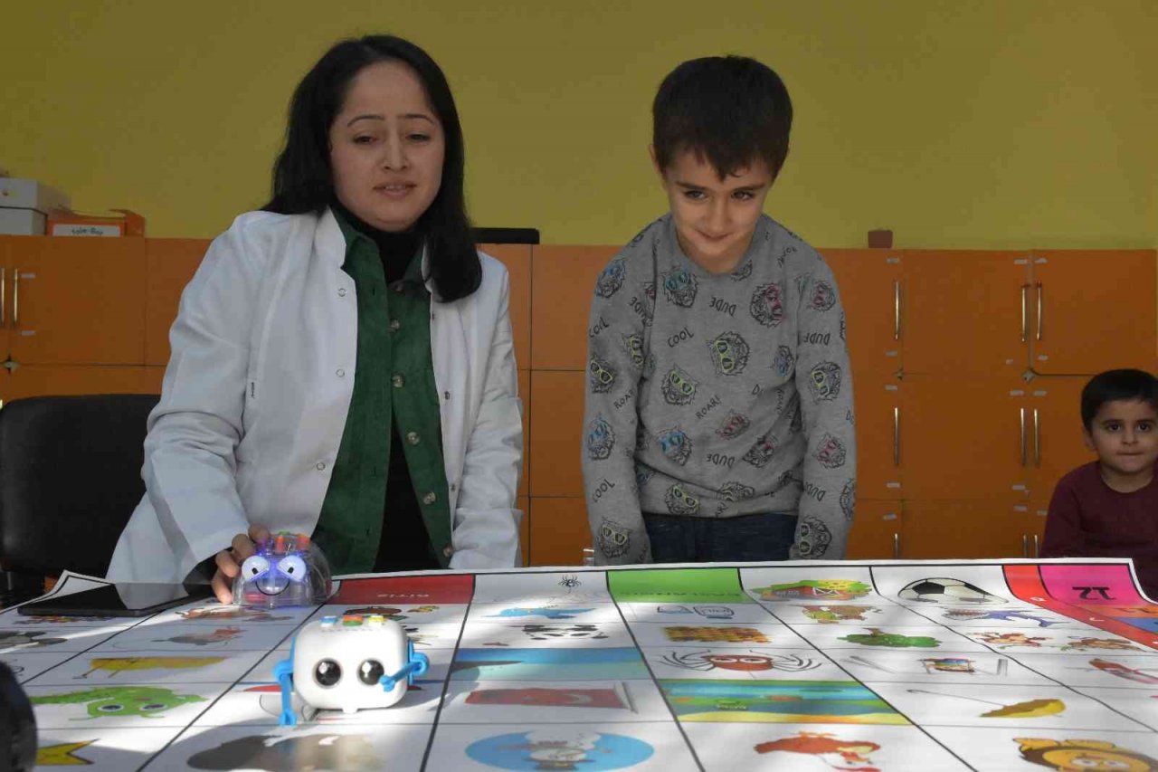 Anaokulu öğrencileri robotik kodlama öğreniyor