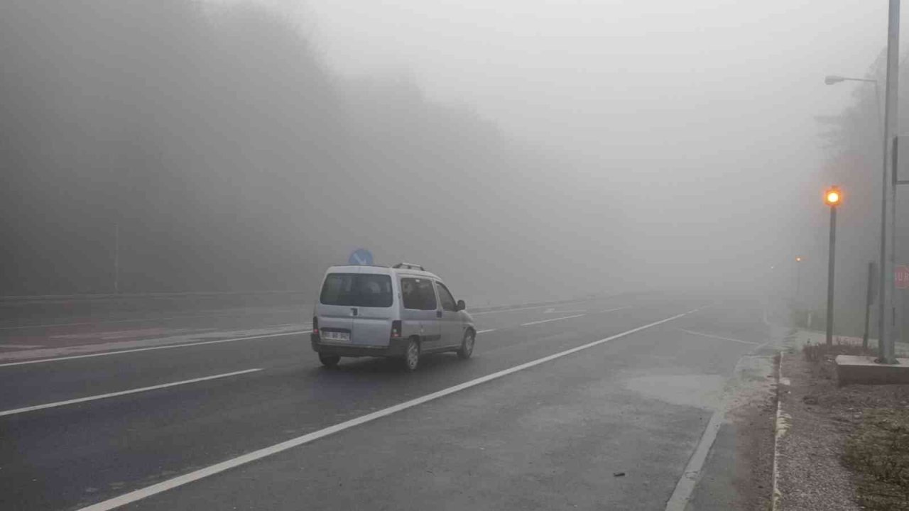Bolu Dağı’nda sis sürücülere zor anlar yaşattı