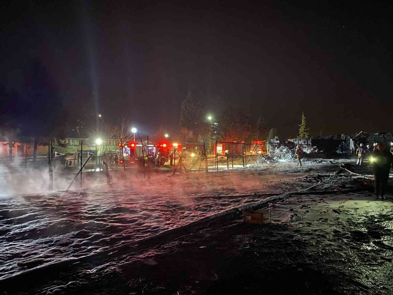 Tuzla’da plastik imalathanesinde korkutan yangın: 3 yaralı