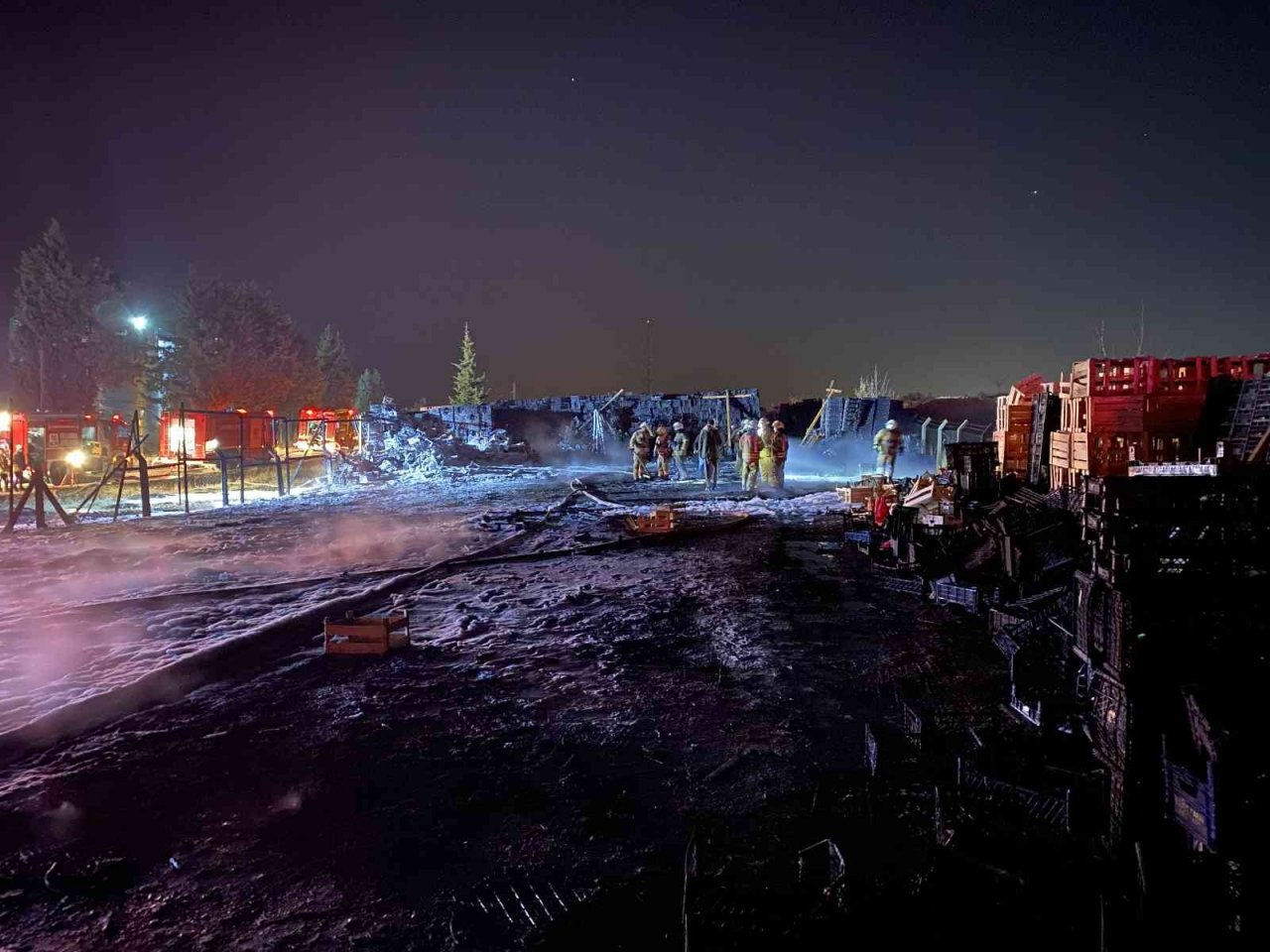 Tuzla’da plastik imalathanesinde korkutan yangın: 3 yaralı