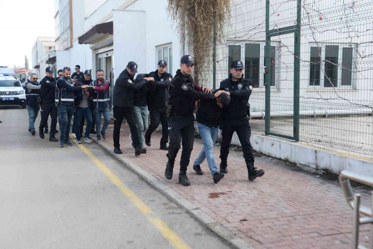 Adliyede özel güvenlik görevlilerini darp eden 5 zanlı tutuklandı