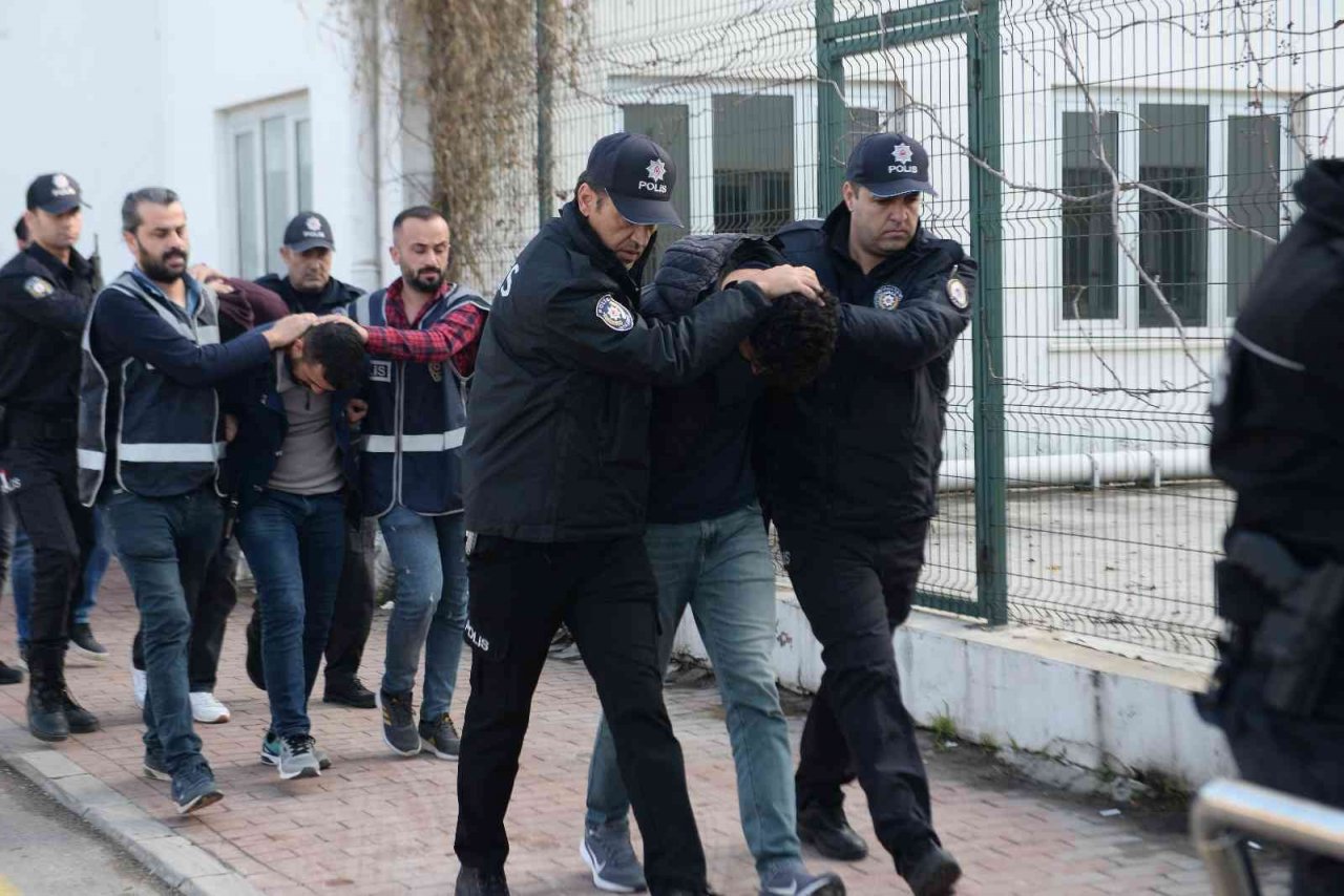 Adliyede özel güvenlik görevlilerini darp eden 5 zanlı tutuklandı