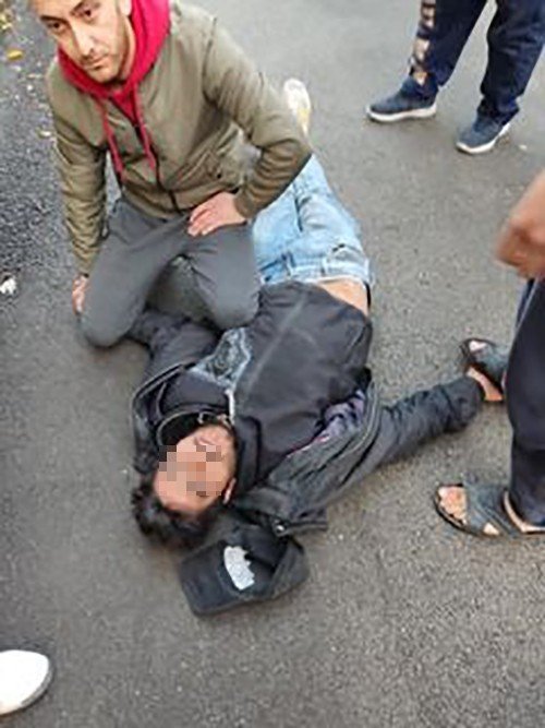 Ölen yaşlı adamın gözlüğünü çalan şahsa meydan dayağı