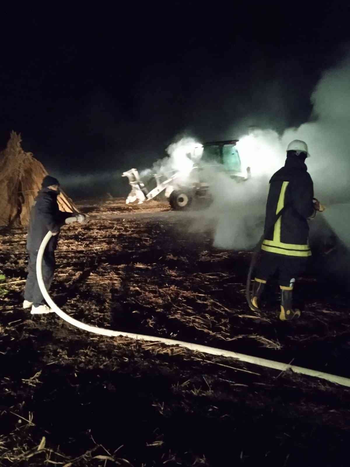 Kamış depolama alanında çıkan yangın güçlükle söndürüldü