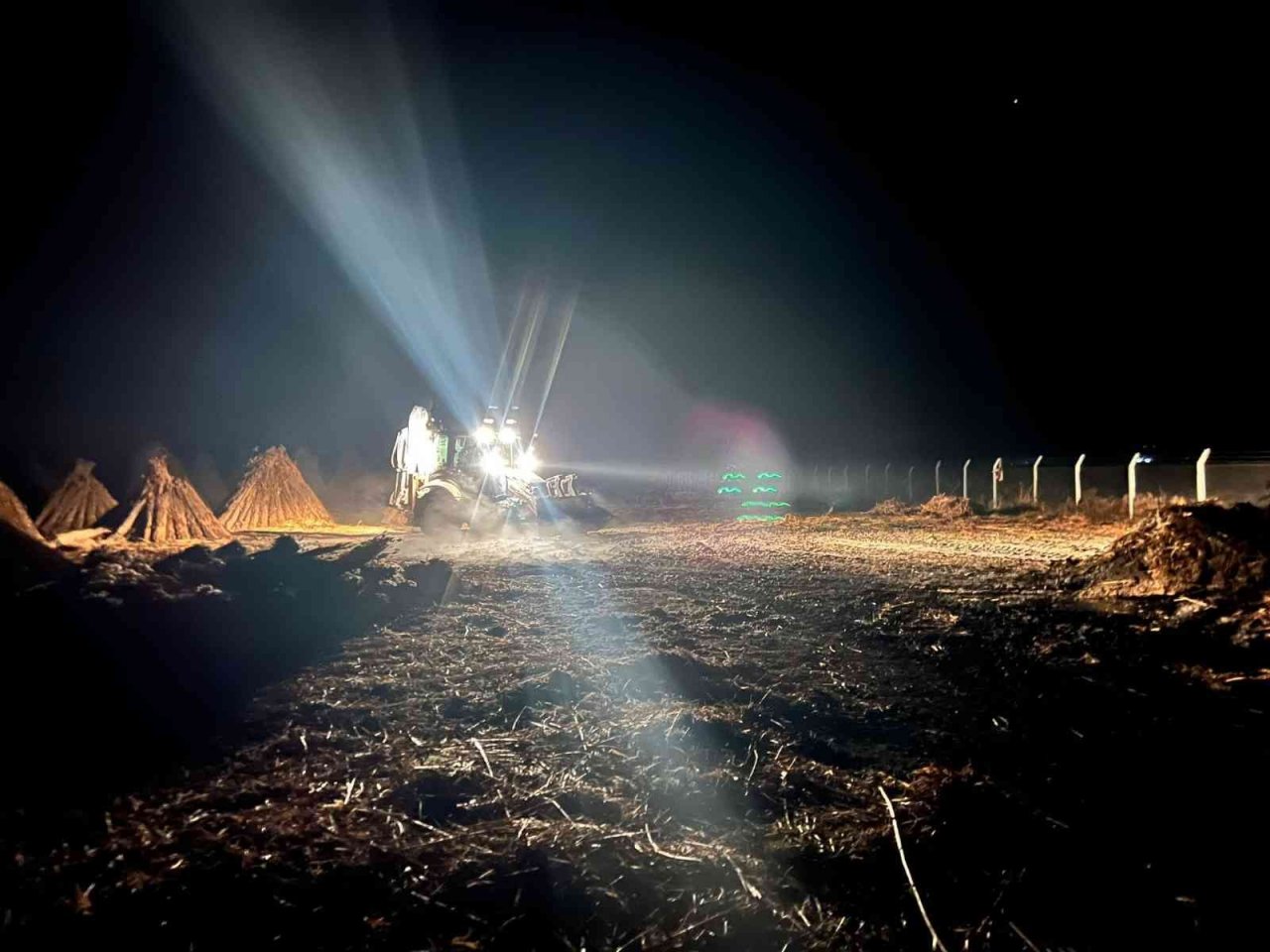 Kamış depolama alanında çıkan yangın güçlükle söndürüldü