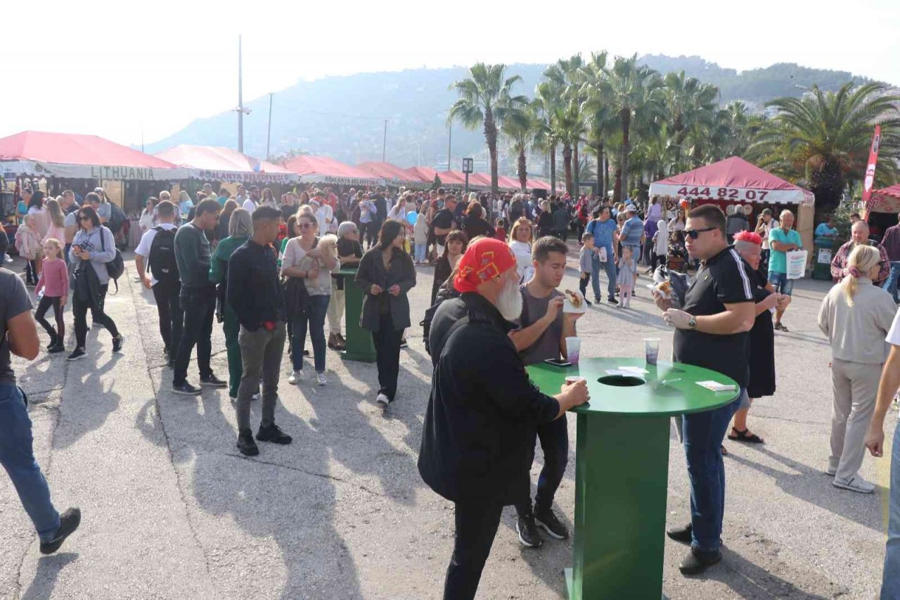 Alanya’da Uluslararası Yeni Yıl Pazarı yoğunluğu