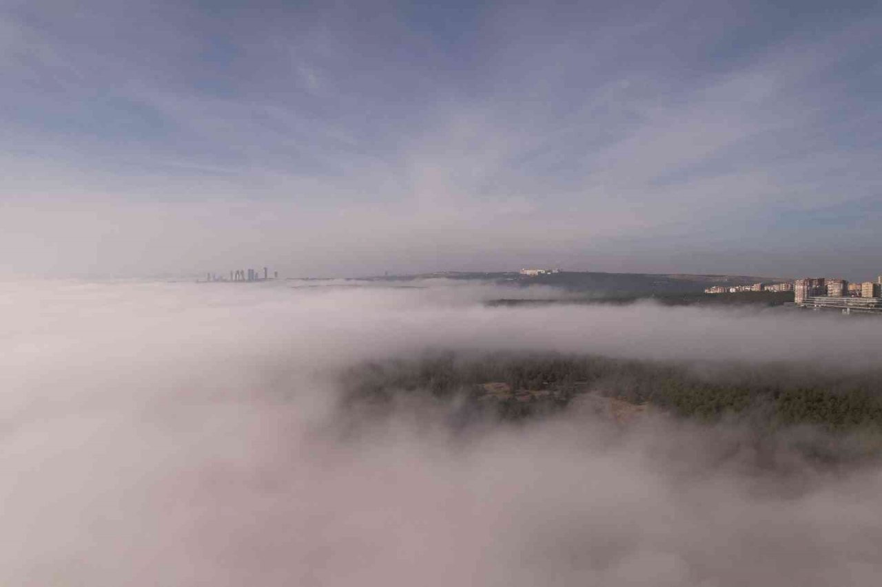 Başkentte karpostallık manzaralar oluşturan sis, havadan görüntülendi