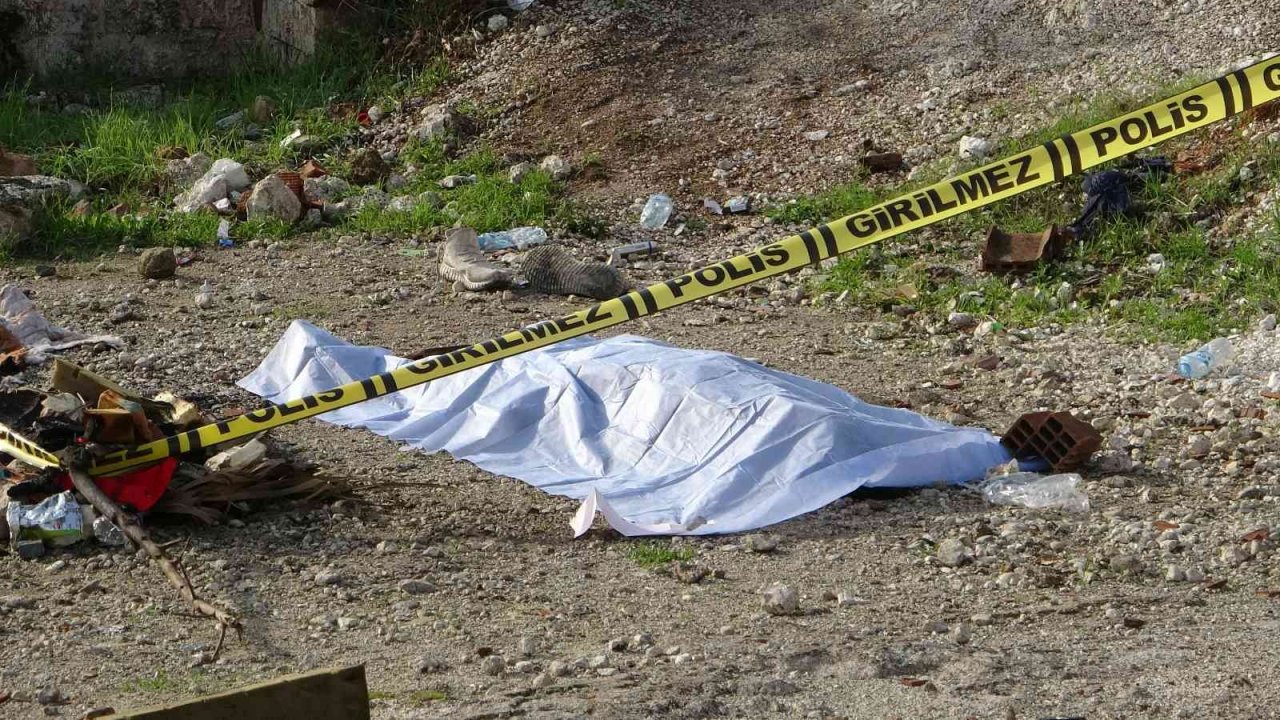 Antalya’da boş arazi içerisinde kadın cesedi bulundu