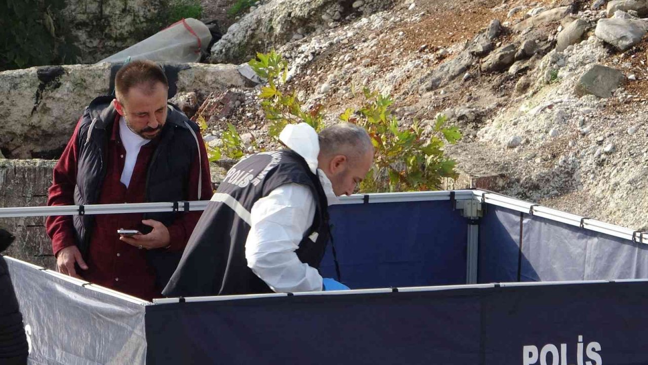 Antalya’da boş arazi içerisinde kadın cesedi bulundu
