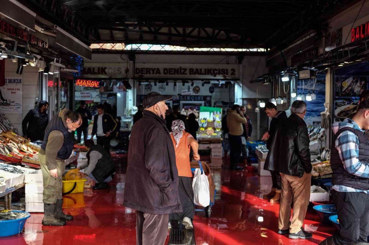İstanbul’da balık tezgahlarının en ucuz balığı 70 TL ile hamsi oldu