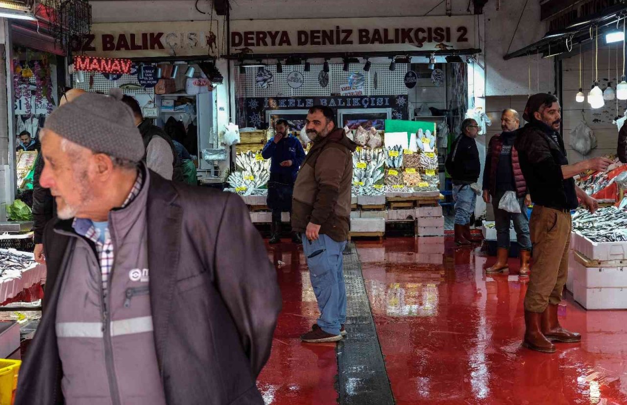 İstanbul’da balık tezgahlarının en ucuz balığı 70 TL ile hamsi oldu