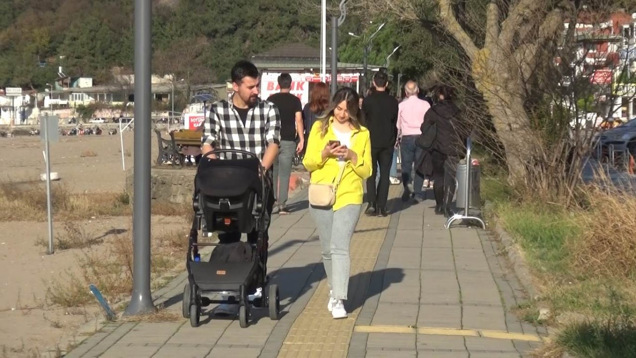 Vatandaşlar sıcak havanın keyfini sahillerde çıkardı