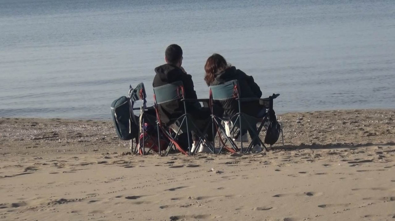 Vatandaşlar sıcak havanın keyfini sahillerde çıkardı