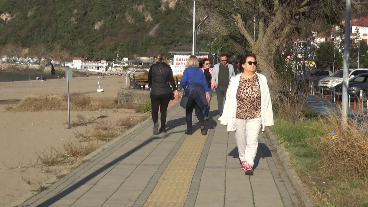 Vatandaşlar sıcak havanın keyfini sahillerde çıkardı